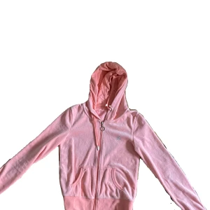 Coral sammets hoodie - Super gullig coral färgade hoodie liknar juicy couture med lite stenar (färgen e som andra bilden) ändast prövad.💖