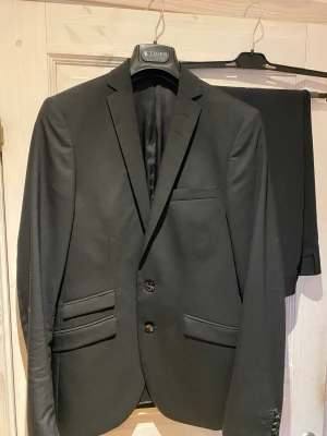Slim fit kostym Tiger of Sweden  - Använd 2 gånger, mycket bra skick. Perfekt till studenten SIZE 46.  COL: 050 