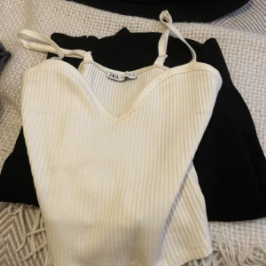 Zara topp - Jättefin liten zara topp! Säljer pga att den inte kommer till användning längre. Köparen står för frakten! 💋💗