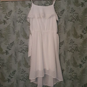 Vit klänning - en vit klänning.Snöre vid midjan.Använd max 3 ggr.Dubbel klänning.Spännings band.