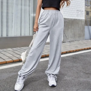 Mjukisbyxor Shein - Gråa mjukisbyxor från Shein. Storlek M. Knyts vid foten. Aldrig använda.