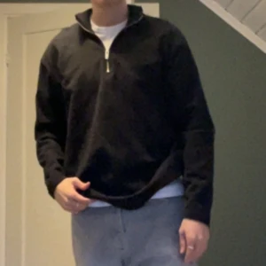 Quarter zip tröja - En svart quarter zip tröja som jag säljer för den är för stor! Nypris 400kr! Använd fåtal gånger. Jag är 186 cm och har ofta medium. Den sitter mer som en large