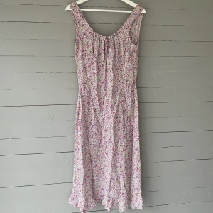 Klänning  - Säljer en klänning i strl S/M. Så fin! Köpare står för frakt💐