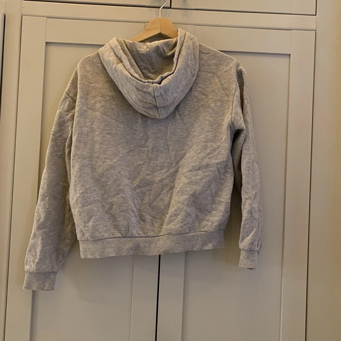 Grå hoodie med dragkedja - 91