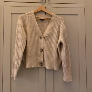 Beige kofta - Beige kofta från New Look, beställt på Zalando! Inga fläckar m.m.💗