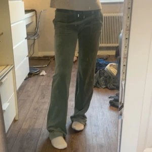 Juicy byxor  - Super fina Juicy byxor i färgen Chinios Green. Inte mycket använda. 💚750kr + frakt