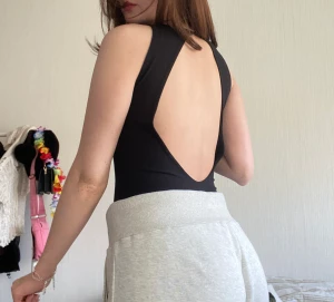 Open back body - Säljer den här bodyn från bikbok men öppen rygg! Använd endast 2 gånger, de finns en knapp längst upp där bak som man knäpper upp. 💕⚡️