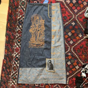 Supersnygg maxi jeanskjol - Supercool hellång jeanskjol med orange tryck framtill! Ursprungligen köpt på sellpy men var för stor!