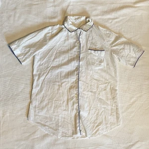 MarcO’Polo skjorta  - Vit MarcO’Polo skjorta/ blus. Står storlek 12, skulle säga S. Frakt tillkommer 💖💕💖