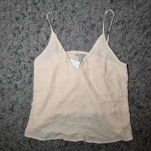 Glittrigt linne - Gulligt linne från H&M med små vita glittriga stenar. Oanvänt. Köparen står för frakt.