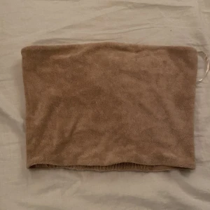 Bege Topp - En beige topp från BikBok i storlek S. 
