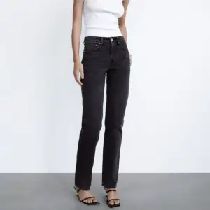 Svarta raka midrise jeans från Zara, säljer då de är för små för mig :(