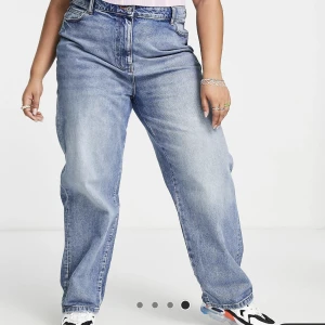 oanvända jeans - Helt oanvända jeans säljes då paketet ej skickades tillbaka i tid. (Finns även fler oanvända kläder på min sida) Kläderna ligger även ute på fler sidor, pris kan diskuteras :)