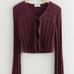 &other stories set - Så fint vinrött matchande set från &other stories. Går att använda som hemmakläder eller festkläder/vardags. Hade själv det på julafton❤️ använt en gång inomhus!! NYSKICK  500kr för båda och båda är i storlek S