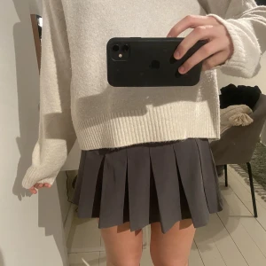 Söt kjol - Finaste plisserade kjolen! Skulle passa superfint till ett par strumpbyxor, även utan som jag på bilden! Svårt att sälja men använder ej!❤️Först t kvarn!