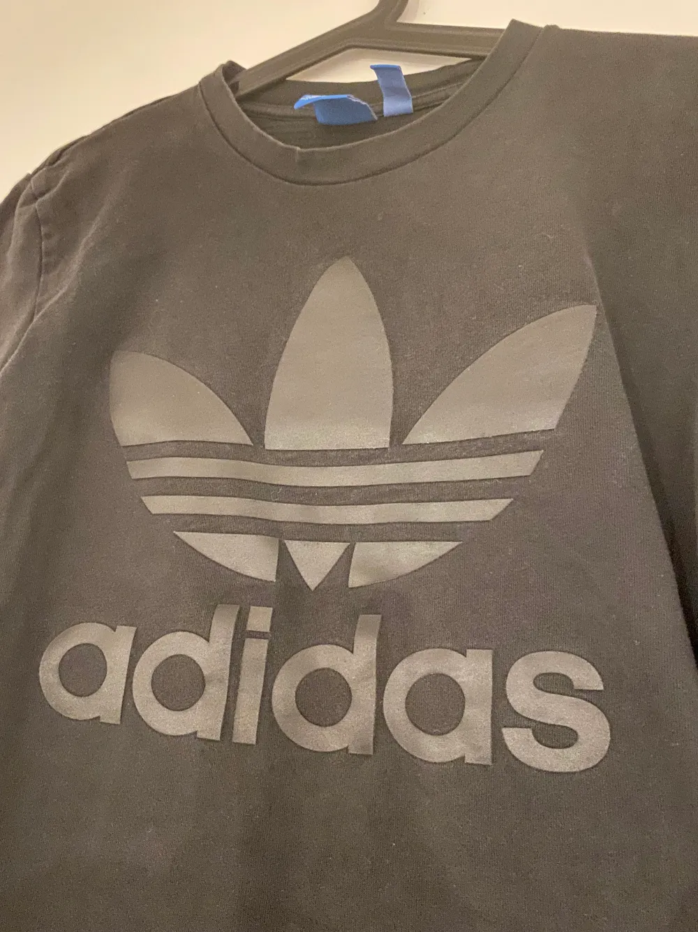 T-shirt från Adidas. Använd ett fåtal gånger.. T-shirts.