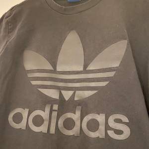 T-shirt från Adidas. Använd ett fåtal gånger.