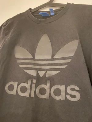 T-shirt Adidas - T-shirt från Adidas. Använd ett fåtal gånger.