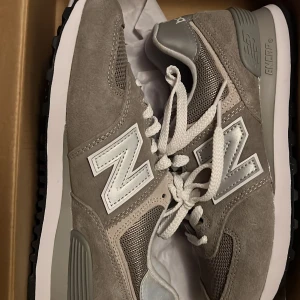 New Balance 574 skor  - Sneakers i storlek 38😍 dock för små för mig, (små i modellen så funkar för dem som har 37 i skostorlek) supersnygga men hann inte returnera dem i tid, köpta från Nelly för 1199kr, säljer för 700 kr/bud😊 aldrig använda, har legat i skokartong