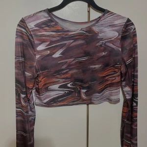 Crop top  - Aldrig använd. Kort. Färgglad. 