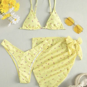 Blommig bikini🫶🏻 - Säljer jättefin blommig bikini! I storlek M men skulle säga S på överdel och S/M på underdel. Strandkljol medföljer💛🫶🏻