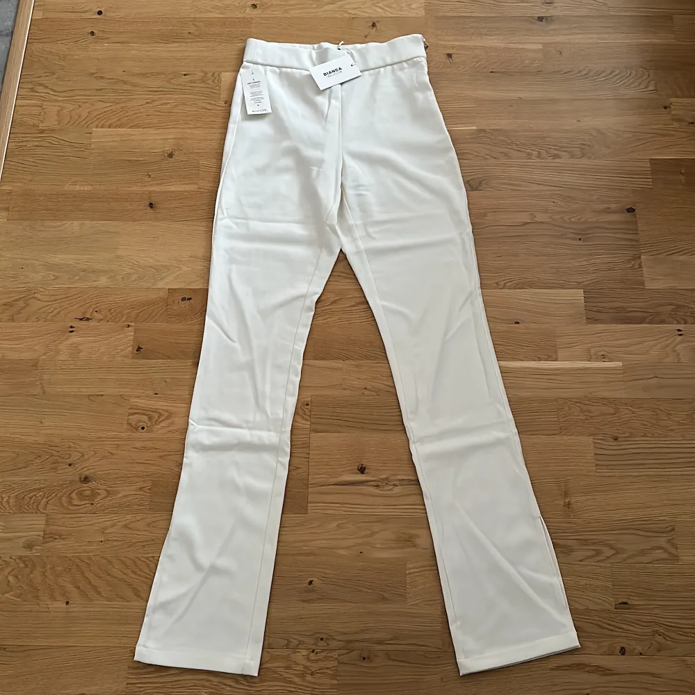 ”Everyday pants” från Biancas kollektion tillsammans med Nelly. Aldrig använda, lappar finns kvar.  Färg: Cream Hund finns i hemmet . Jeans & Byxor.
