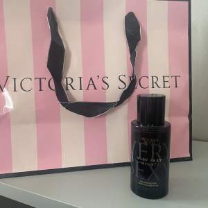 En Victoria secret parfym som luktar jättegott VERY SEXY hela är full🤍🤍köpt för 200kr