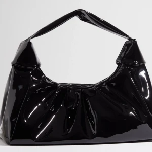 Stor väska - Inte uttagen ur plasten, såg att den va större än jag trodde när jag fick den. Orginal pris 449kr Skoldator passa utmärkt i den