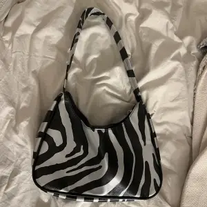 Zebramönstrad väska i en silvrig & svart färg. Använd fåtal gånger. 