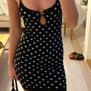 Klänning från zara - Jättesnygg prickig klänning från zara i storlek xs-s, skriv gärna för fler bilder🥰🥰