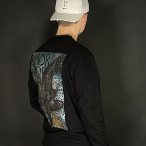 AMOR AMOR AMOR - Den mest uppskattade tröjan i vårt lager. Sweatshirt kommer i svart eller vitt och även tryck på framsidan!