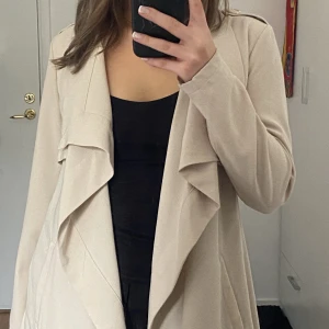 Beige trenchcoat  - Säljer denna trenchcoaten frpn object då jag inte längre får användning utav den. Använt fåtal gånger. Den har även ett snöre så man kan knyta den om man vill.  