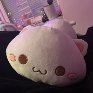 Sätt gossedjur - Jättegullig liten katt som man kan gosa med. Tyget är lent och den känns helt ny 🤍