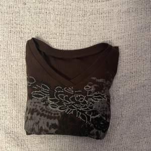 En tröja från shein som är riktigt bra i kvalite och knappast använd. Den är köpt för runt 100kr och säljer för lika mycket. 
