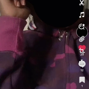 Bape hoodie - Säljer min bape hoodie köpt från stockx för 2500kr. Den är knappt använd och har inga skador eller defekter har start bud på 1000 då ja köpte för mer. Det är bara å höra av sig om man är intresserad eller buda såklart!