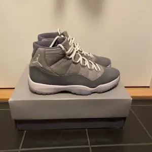 Jag säljer nu mina Jordan 11 Cool Grey för att de har blivit för små, nypris i denna storlek ligger på $354 som är ca 3600kr. Priset kan diskuteras