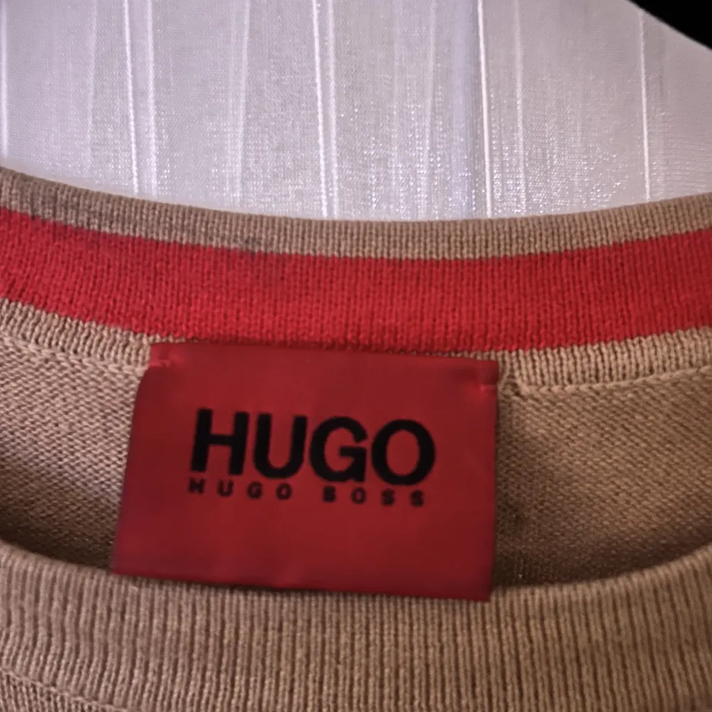 Använd ett par gånger. Stilig tröja i storlek S från Hugo Boss. Den är i nyskick utan skador. Saknar tyvärr kvitto men har lagt upp bild på QR lappen för stärka äkthetsbevis. Nypris: 1000kr +. Stickat.