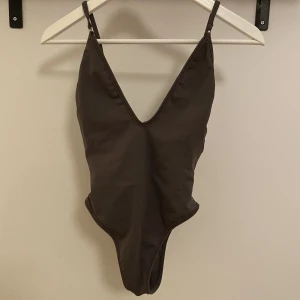 Gooseberry swimsuit - Säljer mina oanvända gooseberry swimsuit i xs, tiktok famous och otroligt snygga på. Nypris 1000kr, säljes då de inte kommer till användning 