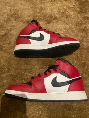 Nike Air Jordan 1 Mid Chicago Black Toe - Hej! Säljer dessa fantastiska skor i hopp om att någon annan kan få glädje av dem då jag aldrig har fått användning av dem. De är endast använda en gång vid en fotografering så de är så gott som nya.   - Storlek 38 - Har eventuellt kartongen kvar