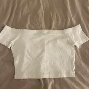 Off shoulder topp - Säljer denna fina topp.  Köpt på Bikbok, använd Max 2ggr.  Väldigt bra skick. 