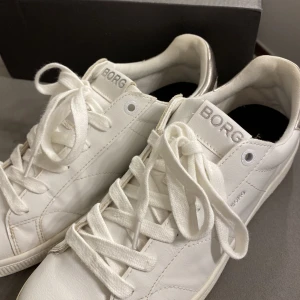 Björn Borg skor  - Björn Borg sneakers använda 2-3 gånger. Säljer pga för små för mig  Silver detaljer Köpare står för frakt!