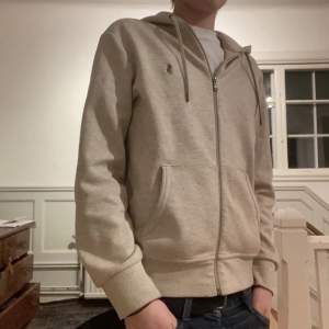 Säljer nu min skit snygga Ralph lauren zip hoodie då den inte kommer till mycket användning. Tröjan är i storlek S och är inköpt i somras. Den är i perfekt skick förutom att den är lite nopprig. Den passar alla mellan 165 och 180 ungefär. Dm för frågor