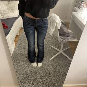As snygga lågmidjade jeans från zara i en mörkblå nyans! Jag är vanligtvis en 36a men dessa jeans passar mig perfekt ändå! Köparen står för frakt🙌🏻💕💕
