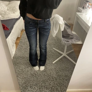 Lågmidjade jeans  - As snygga lågmidjade jeans från zara i en mörkblå nyans! Jag är vanligtvis en 36a men dessa jeans passar mig perfekt ändå! Köparen står för frakt🙌🏻💕💕