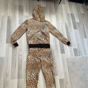 Hype Leopard Mjukisdress - Hype mjukisdress Leopard 5/10 saknas snören