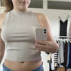 Snyggt linne - Supersnygga linne från zara i strl m. Perfekt till sommaren och det är väldigt skönt. Knappt använt och i väldigt fint skick 