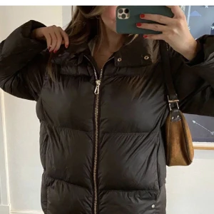 Massimo dutti jacka - Säljer en sjukt snygg vinterjacka från Massimo dutti i stolen M! Puffer jacket heter den. Nyskick!! Så skön och varm. Lite oversize. Fin kall brun färg  