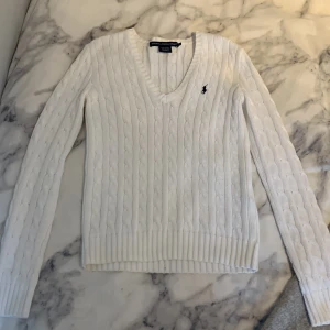 Ralph Lauren tröja - Jätte fin  Ralph Lauren tröja som köotes på secondhand för någon månad sen men tyvärr aldrig blivit använd. Frakt på 49 kr tillkommer💕