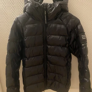 Peak performance jacka (funkar som skid) - Jättesnygg peak performance jacka i glansig modell! Denna jacka passar till allt men har inte fått användas tillräckligt mycket tyvärr. Bättre att den hamnar hos en ny ägare!  Jackan är i storlek S.  NYPRIS: 2500kr  Pris kan diskuteras 