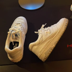 New balance 550 - Säljer mina new balance 550 skor Köpt för 1500 knappt använda Digitalt kvitto finns  Storlek 43  Säljer nu för 900  Säljer